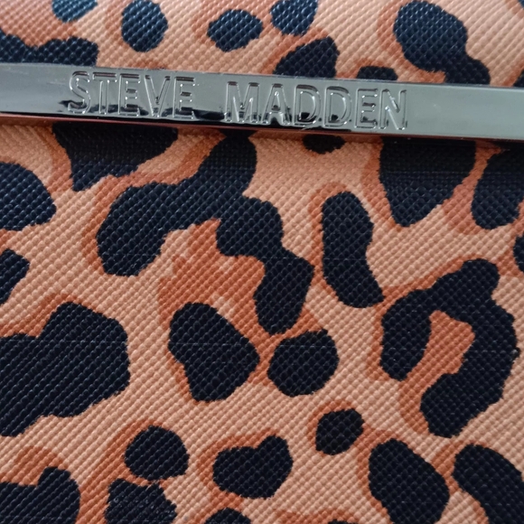Steve Madden Cheetah/Leopard Wristlet Wallet - Picture 3 of 7